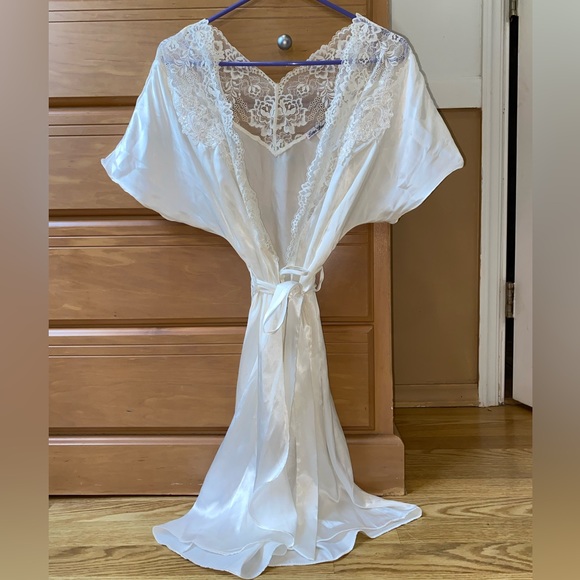 Pearl white “Bridal” 💍 Robe with beautiful detailing S/M - Picture 1 of 14